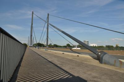 Fahrbahn der Theodor-Heuss-Brücke
