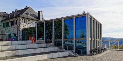 Bestandsbau mit angegliedertem Glaskubus