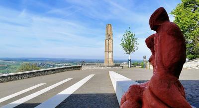 Blick über das Plateau mit Kunstwerk „Two Forms“ von Bettina Meyer im Vordergrund