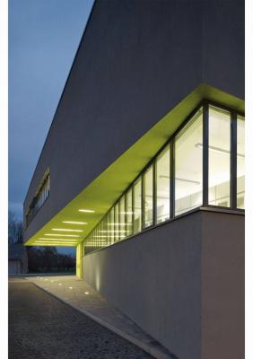 Eingangsbereich Science College bei Dämmerung