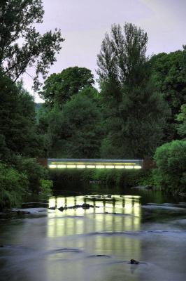Beleuchtete Wupperbrücke