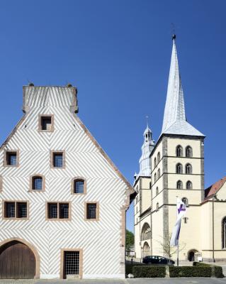 St Nicolai mit Zeughaus im Vordergrund