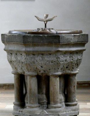 Spätromanischer Taufstein mit Bronzedeckel