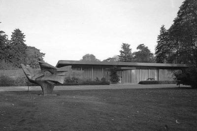 Außenansicht von 1979 mit Skulptur 