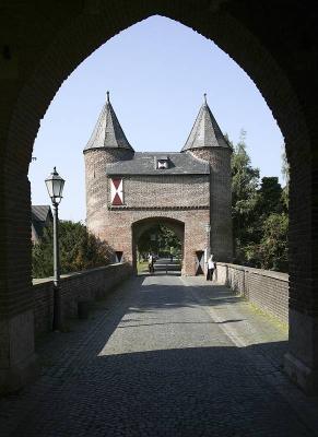 Blick von der Durchfahrt des Haupttors auf das Vortor