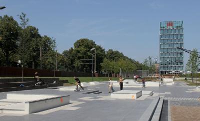 KAP 686 Skatepark Köln mit Bürogebäude KAP am Südkai im Hintergrund
