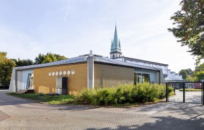 Seitenansicht mit Blick zum Pausenhof