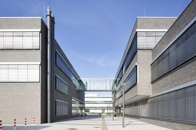 Blick zwischen Technikum und Fakultätsgebäude zum Hörsalzentrum