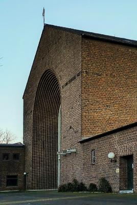 Westfassade mit rundbogigem, gestuften Fensternischenportal