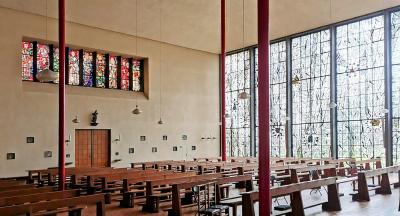 Kirchenraum mit Eingang und Fensterwand