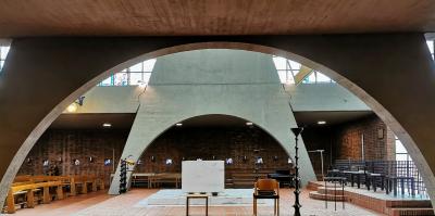Altar als Mittelpunkt im Kirchenraum