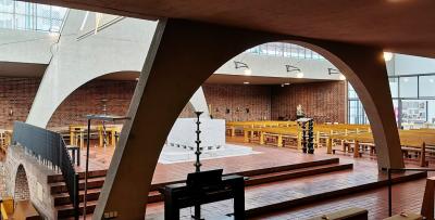 Altar im Kirchenraum
