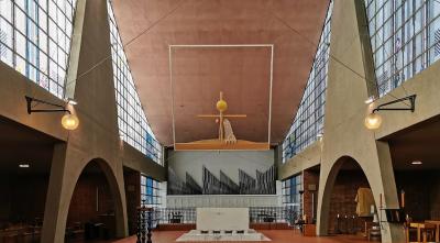 Blick in den Kirchenraum mit Altar und Orgel