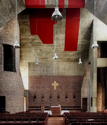 Kircheninnenraum mit Blick auf den Altar