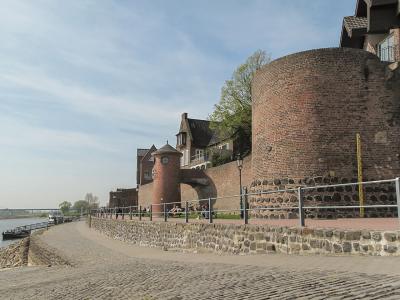 Pegelturm und Alter Zollturm an der Rheinpromenade