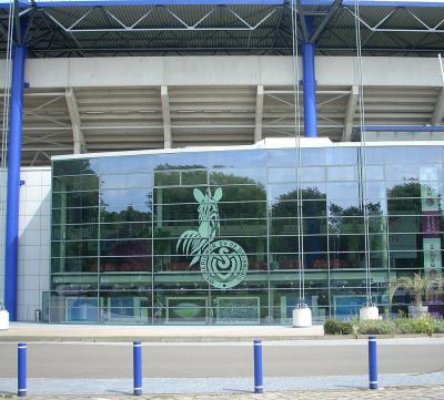 Glasfassade der MSV-Arena mit dem Wappen des MSV Duisburg in der Mitte