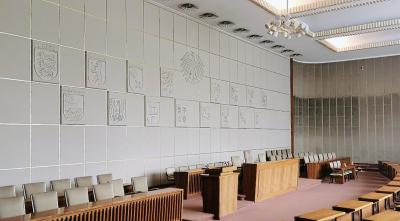 Sitzungssaal Ehem. Bundeshaus mit Landeswappen