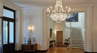 Von der Eingangshalle führt die Treppe in das Obergeschoss