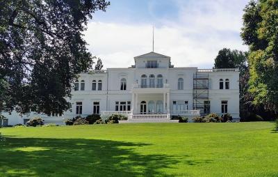 Die repräsentativen Gartenseite der Villa 