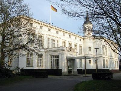Straßenfront mit Eingangsbereich