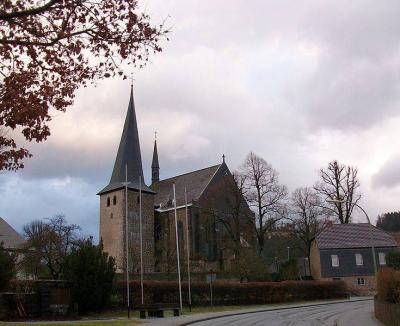 Blick auf Kirchturm und Westfassade