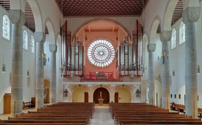 Innenraumansicht St. Jakobi Coesfeld mit Blick Richtung Orgel und Rosettenfenster im Westen