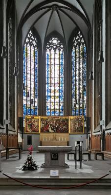 Blick in den Chor und zum Altar
