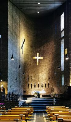 Blick zum erhöhten Chor von Neu St. Alban Köln