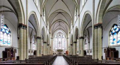 Innenansicht mit Blick Richtung Chor und Altar