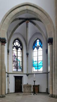 Südliche Chor-Seitenkapelle mit Taufstein