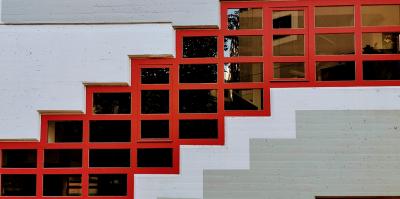 Außenansicht rote Fenster Treppenhausturm