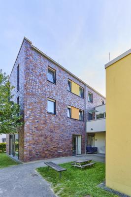 Verklinkertes Eckgebäude