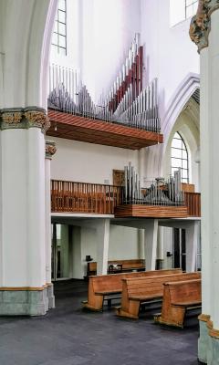 seitlicher Blick auf die Orgel