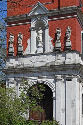 Ausschnitt Turm Westfassade von St. Michael mit Marienstatue über dem Portal