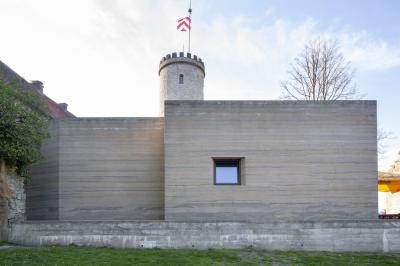 Südostansicht mit dahinterliegendem Turm