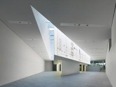 Ausstellungsfläche im abgesenkten Untergeschoss mit dreieckigem Baukörper