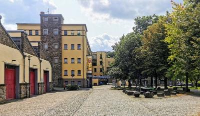 Blick vom Engels-Platz nach Süden auf das Ensemble
