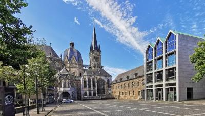 Katschhof mit Aachener Dom, Domkreuzgang und Domsingschule