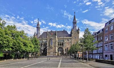 Blick vom Katschhof auf das Rathaus