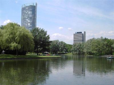 Rheinauensee mit Bürogebäuden
