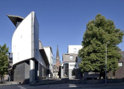 Stadtbücherei mit Blick auf die Lambertikirche