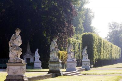 Fächerallee und Figuren auf der Schlossterrasse