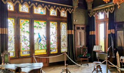Musikzimmer in Schloss Drachenburg mit gestalteten Glasfenstern