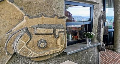 Grundriss der Burg im Mauerwerk integriert