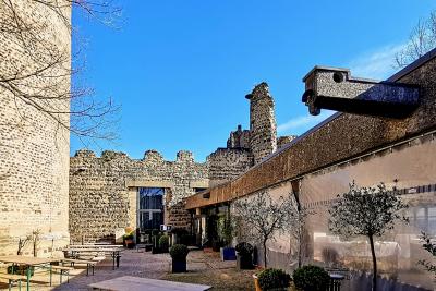 Innenhof am Bergfried mit Restauration
