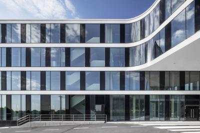 frontaler Blick auf die Fassade des Seminar- und Verwaltungsgebäudes