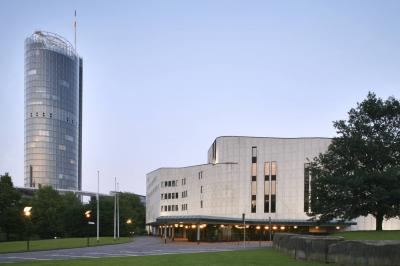 Aalto Theater mit RWE-Turm im Hintergrund
