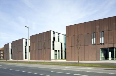 Straßenansicht der Gebäude der Hochschule Ruhr West in Bottrop