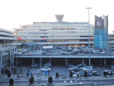 Frontansicht Empfangsgebäude Terminal 1, Parkdeck