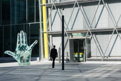 Eingang der LVM 5 mit Kunst im Außenraum